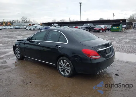 2017 Mercedes-Benz C 300 4Matic z USA, uszkodzony, nr VIN 55SWF4KB9HU223907